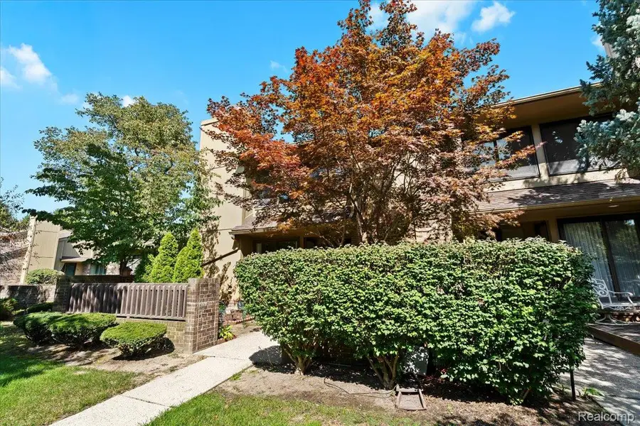 1737 S Hill Blvd Boulevard E, Bloomfield, MI 48304 - Image #2