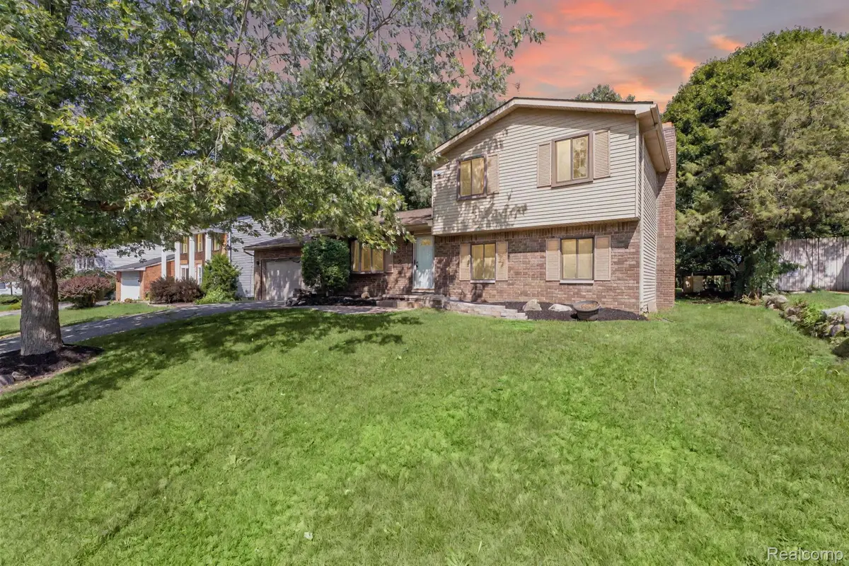 8962 Glasgow Drive, White Lake, MI 48386 - Image #1