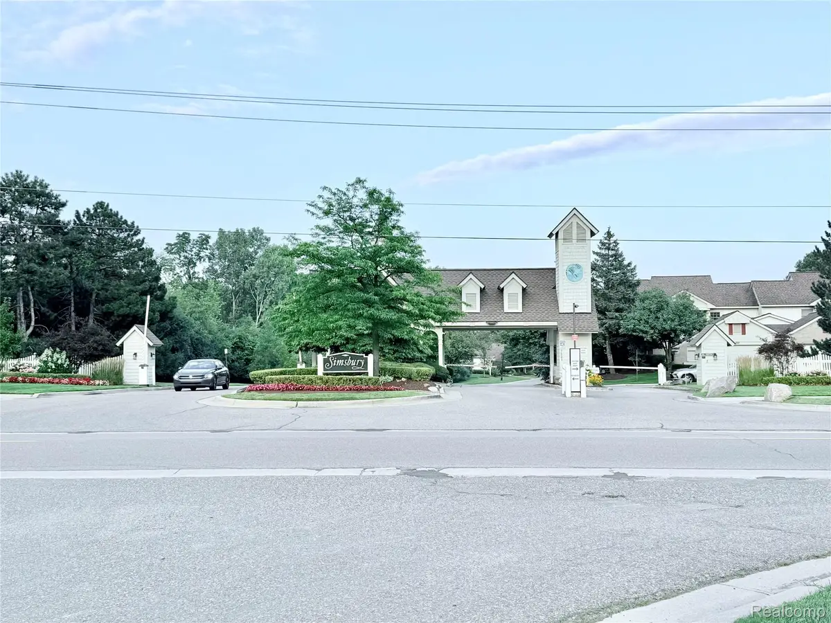 7288 Simsbury Dr. Drive #24, West Bloomfield, MI 48322 - Image #1