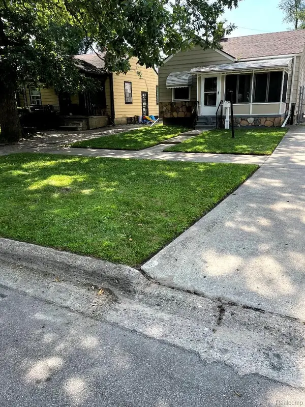 19719 Biltmore Street, Detroit, MI 48235