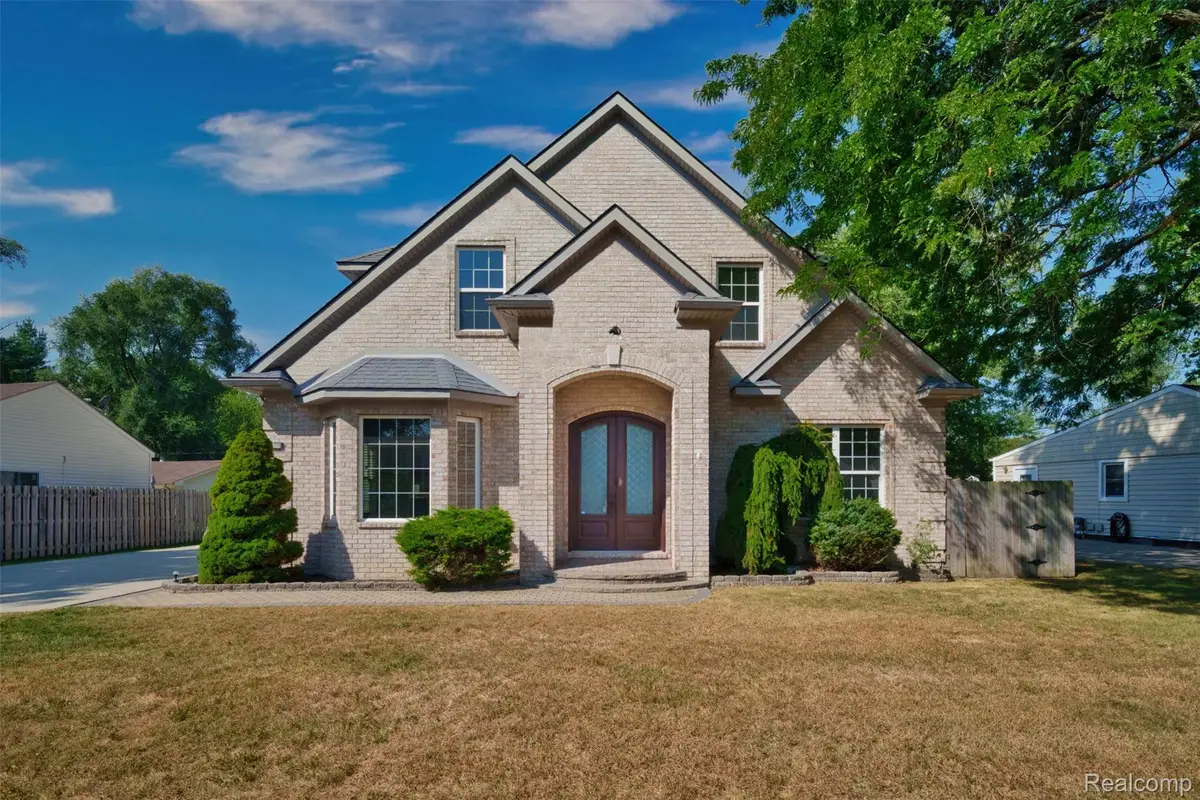 33528 Rhonswood Street, Farmington Hills, MI 48335 - Image #1