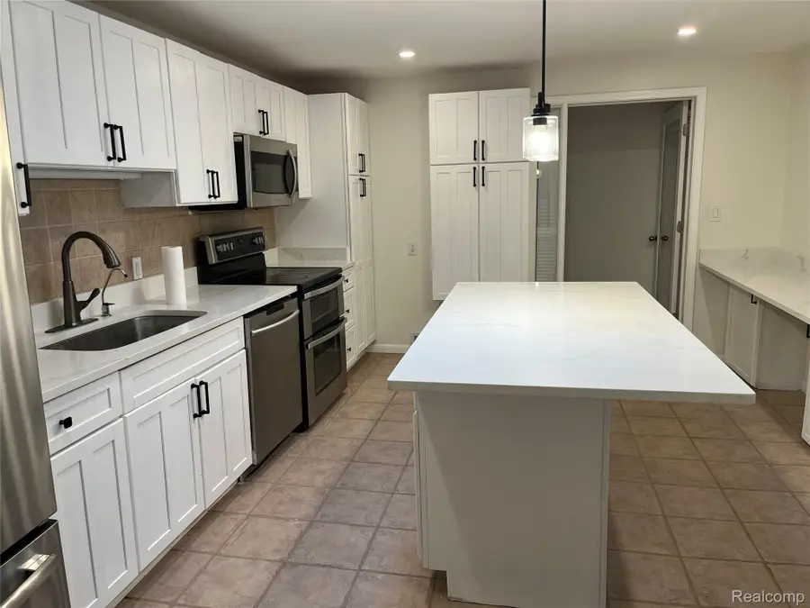 3930 Harris Lane, West Bloomfield, MI 48323 - Image #3