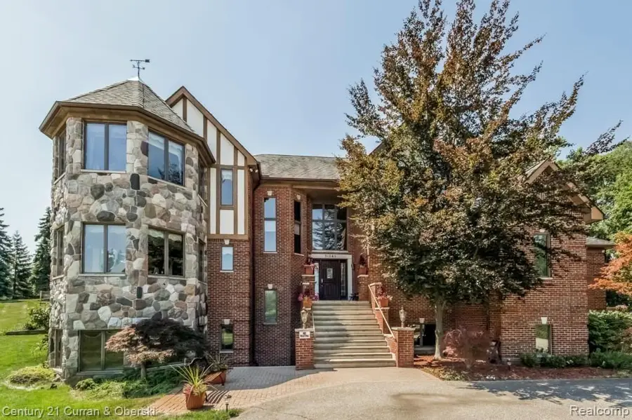 31085 Estate Woods Court, Farmington Hills, MI 48331 - Image #2