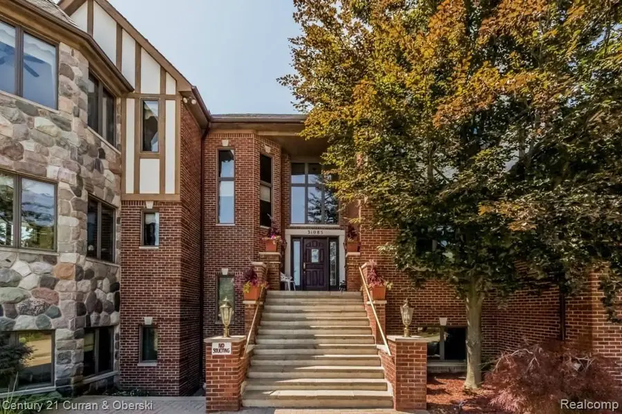 31085 Estate Woods Court, Farmington Hills, MI 48331 - Image #3