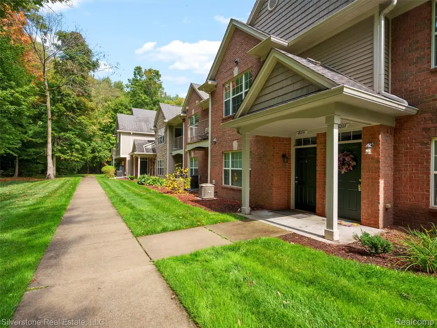 49207 W Woods Drive, Shelby Charter Township, MI 48317 - Image #2