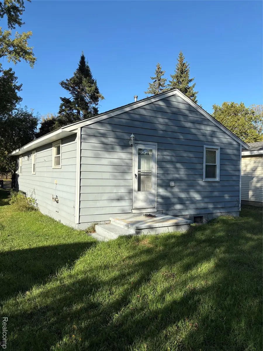 2264 E Schumacher Street, Burton, MI 48529 - Image #2