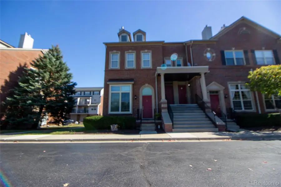 29294 W Glenoaks, Farmington Hills, MI 48334 - Image #2