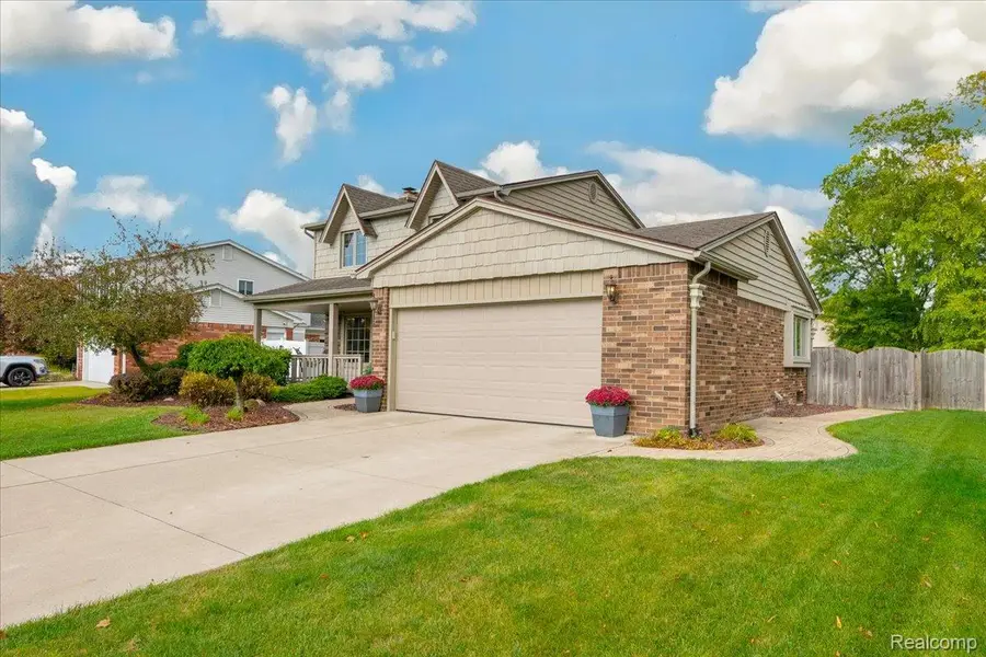 44192 Rivergate Drive, Clinton Charter Township, MI 48038 - Image #2