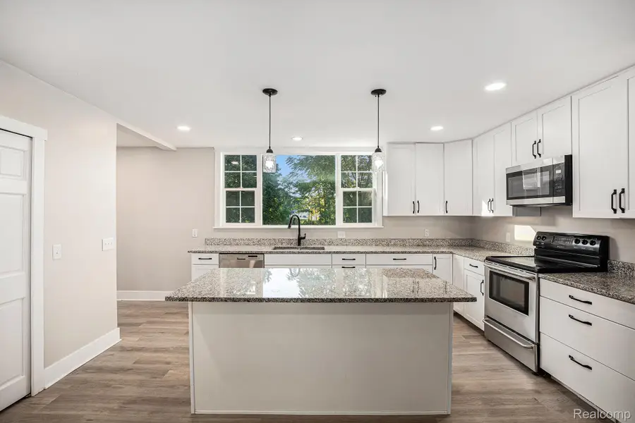 300 E Ellen Street, Fenton, MI 48430 - Image #3
