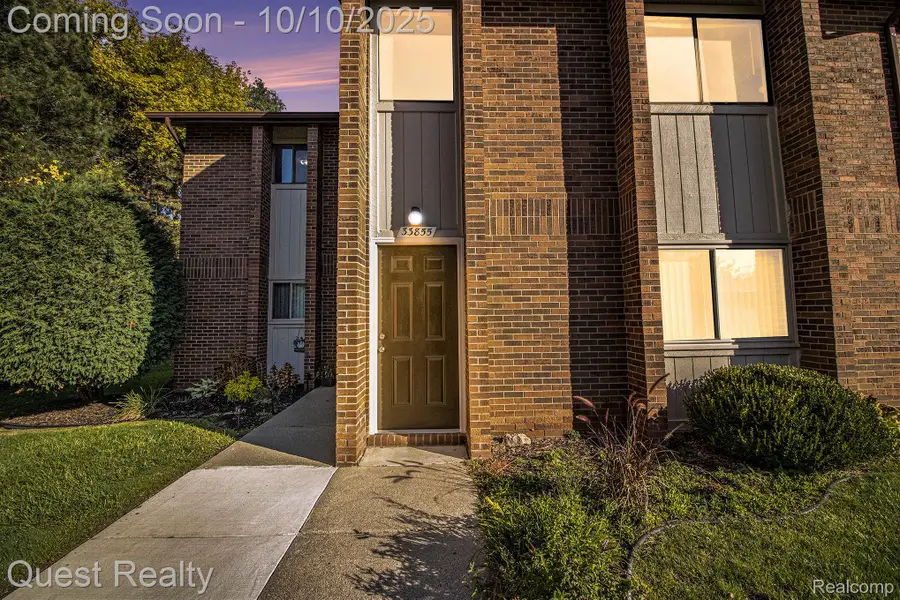 33855 Pondview Circle, Livonia, MI 48152 - Image #2