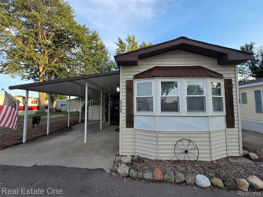 24340 Belfast Street, Harrison Charter Township, MI 48045 - Image #2