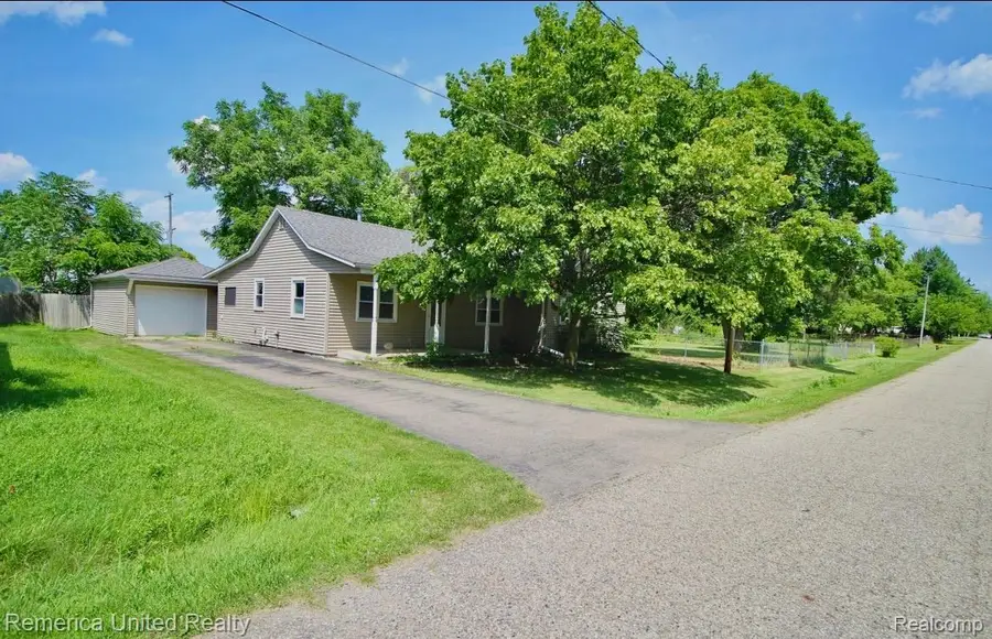 2237 Lincoln Manor Drive, Grand Blanc Charter Township, MI 48507 - Image #2