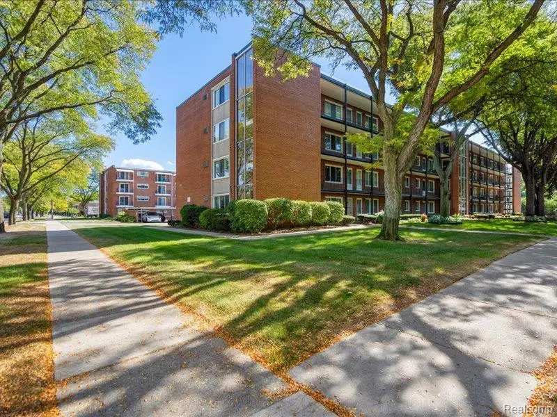 2915 W 13 Mile Road #101, Royal Oak, MI 48073 - Image #3