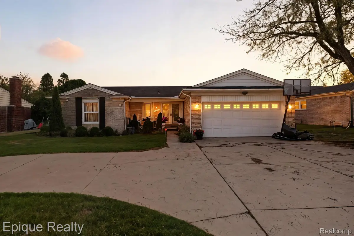 22300 Ivanhoe Lane, Southfield, MI 48034 - Image #1