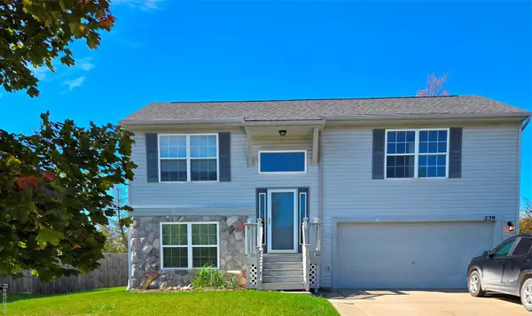 239 Andover Woods Drive, Fenton, MI 48430