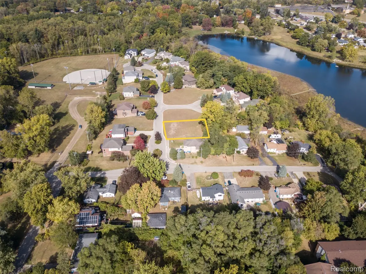 256 Madeleine Lane, Waterford, MI 48328 - Image #1