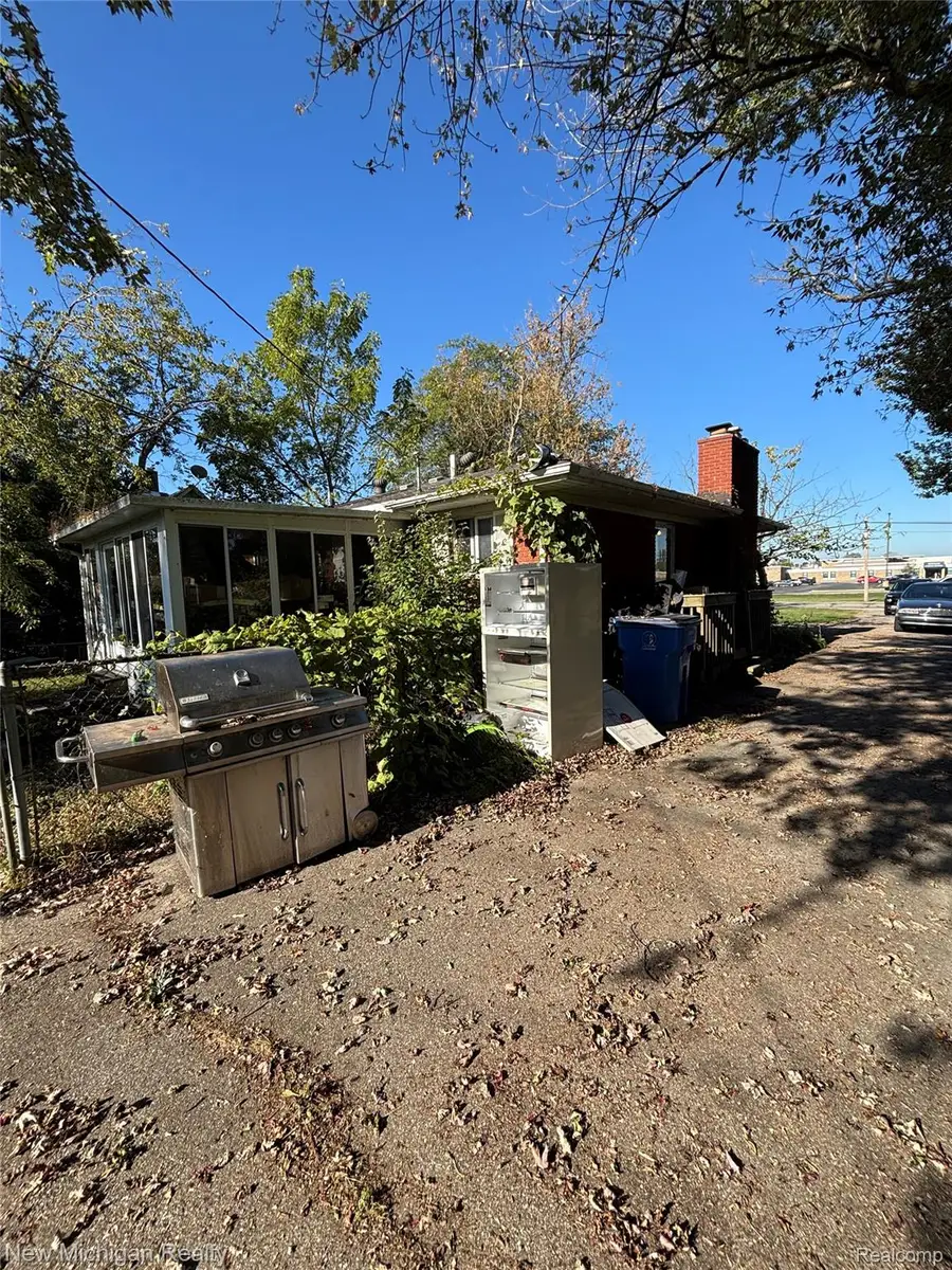 30501 W Jefferson Avenue, Gibraltar, MI 48173 - Image #2