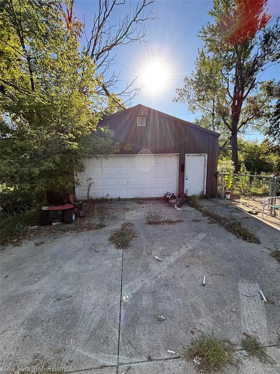 30501 W Jefferson Avenue, Gibraltar, MI 48173 - Image #3