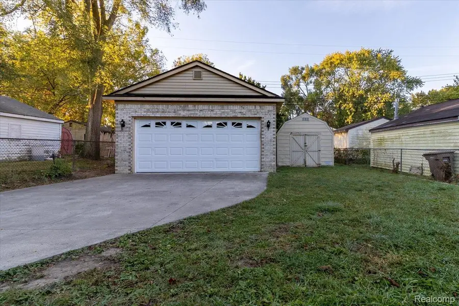 37 W Brooklyn Avenue, Pontiac, MI 48340 - Image #2