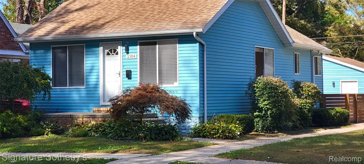 2104 Roslyn Road, Grosse Pointe Woods, MI 48236 - Image #1