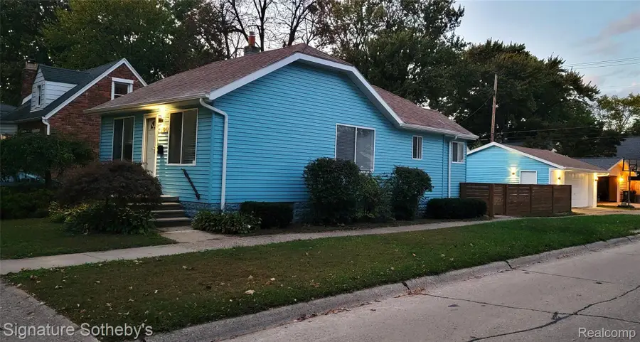 2104 Roslyn Road, Grosse Pointe Woods, MI 48236 - Image #2