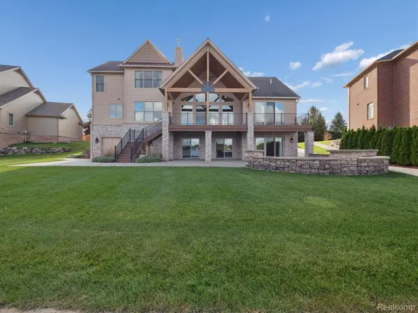 3756 Newport Way Drive, Waterford, MI 48329