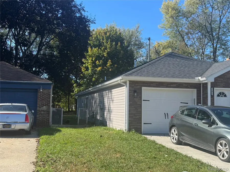 21811 Elmwood Avenue, Eastpointe, MI 48021 - Image #2