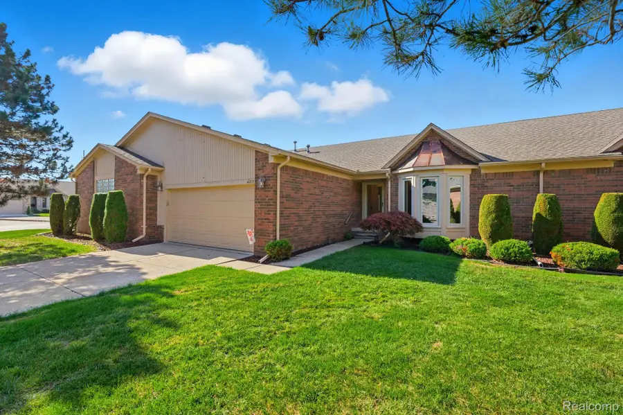 41217 Fortuna Drive E, Clinton Charter Township, MI 48038 - Image #2