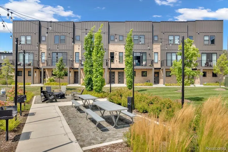 1087 Hampton Circle, Detroit, MI 48207 - Image #2