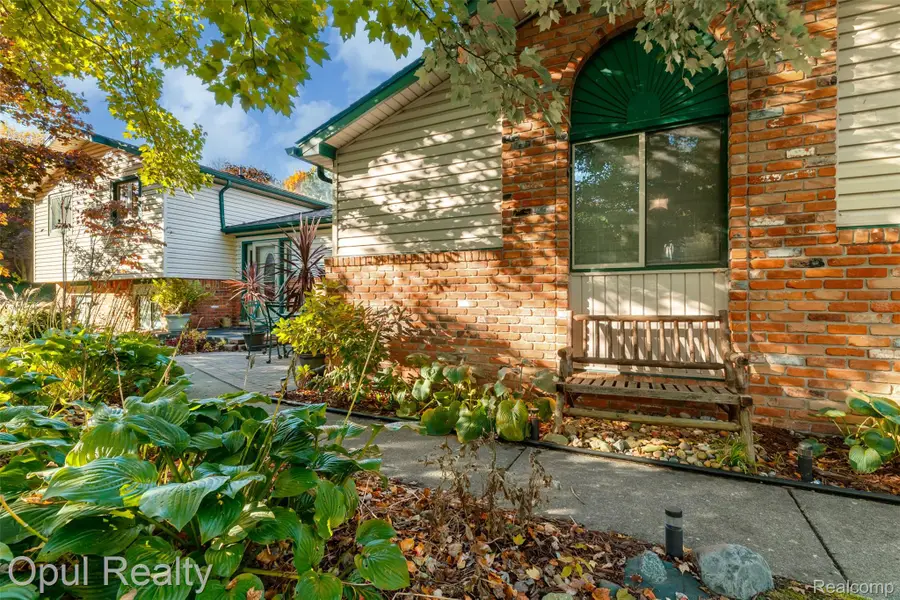 5885 Cedar Knoll Drive, Brighton, MI 48116 - Image #2