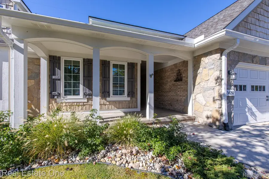 15659 Hunter Grove, Livonia, MI 48154 - Image #2