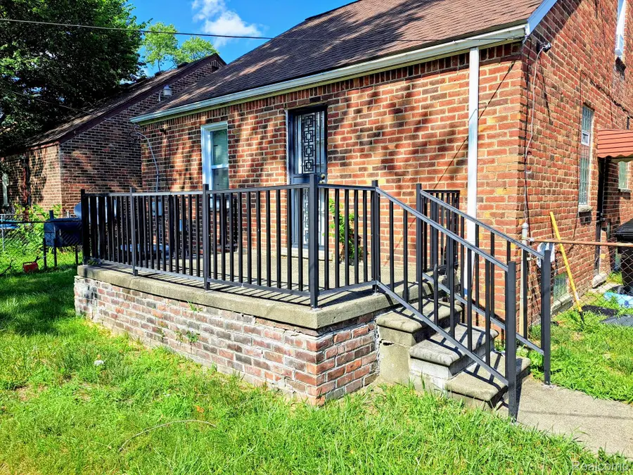 17561 Greenview Avenue, Detroit, MI 48219 - Image #2