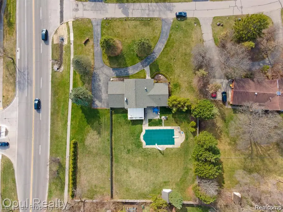 22416 Heathersett Crescent, Farmington Hills, MI 48335 - Image #2