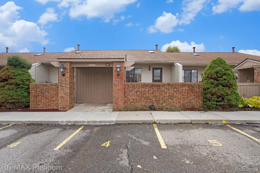 61961 Yorktown #4, South Lyon, MI 48178 - Image #2