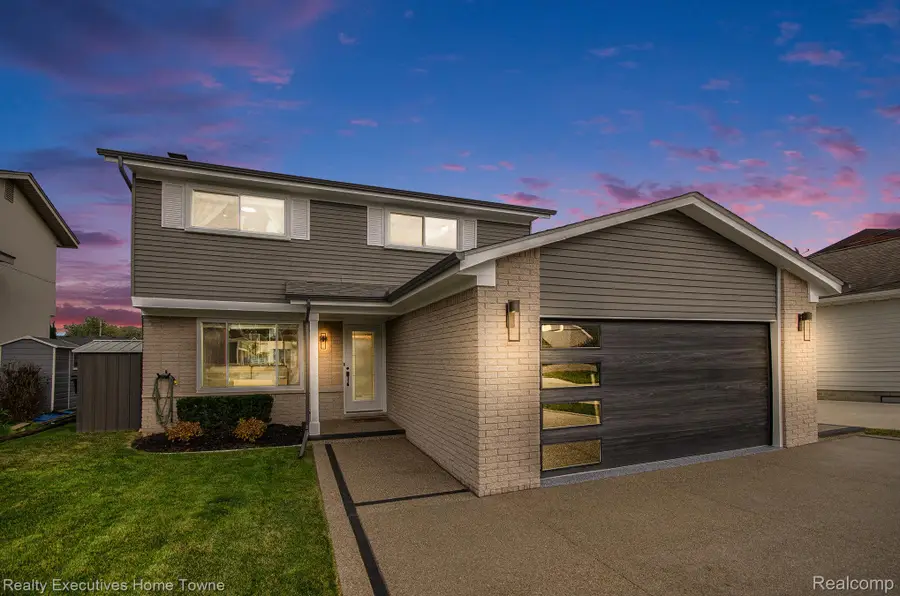 37762 Huron Pointe Drive, Harrison Township, MI 48045 - Image #2