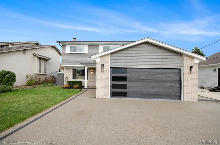 37762 Huron Pointe Drive, Harrison Township, MI 48045 - Image #3