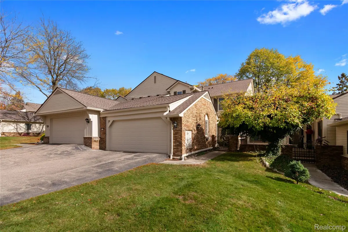 6906 Pebblecreek Woods Drive, West Bloomfield, MI 48322 - Image #1
