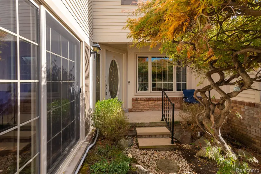 6906 Pebblecreek Woods Drive, West Bloomfield, MI 48322 - Image #3