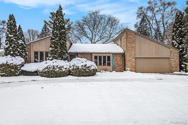 6429 Woodglen Drive, Clarkston, MI 48346