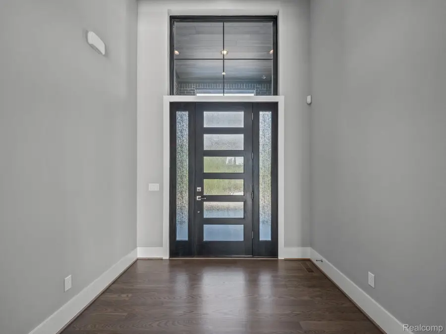 2706 Heights View Court, Rochester, MI 48306 - Image #2