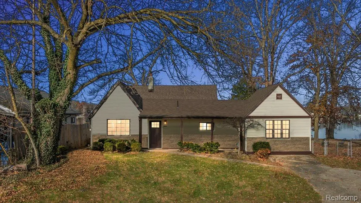 9492 Roundlake Boulevard, White Lake, MI 48386 - Image #1