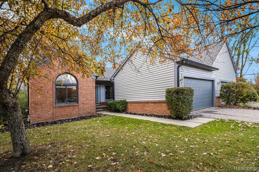 2742 Lochmoor Boulevard, Orion, MI 48360 - Image #2