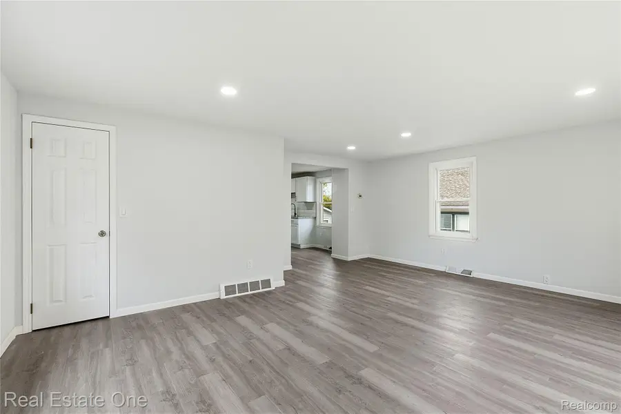 1047 Lakeview Street, Waterford, MI 48328 - Image #2