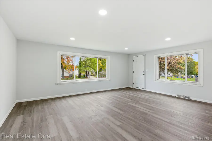 1047 Lakeview Street, Waterford, MI 48328 - Image #3