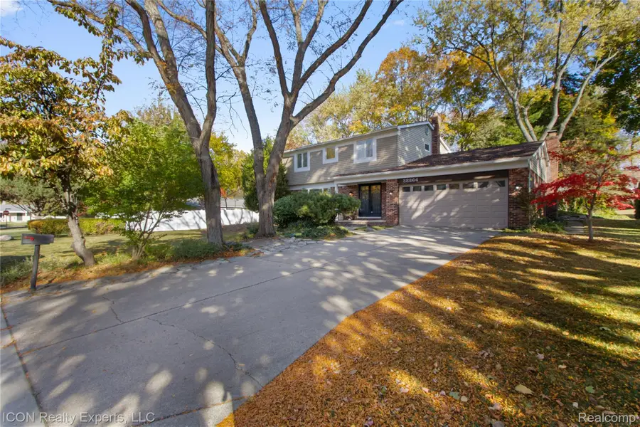 38864 Red Oaks Drive, Clinton Charter Township, MI 48036 - Image #2