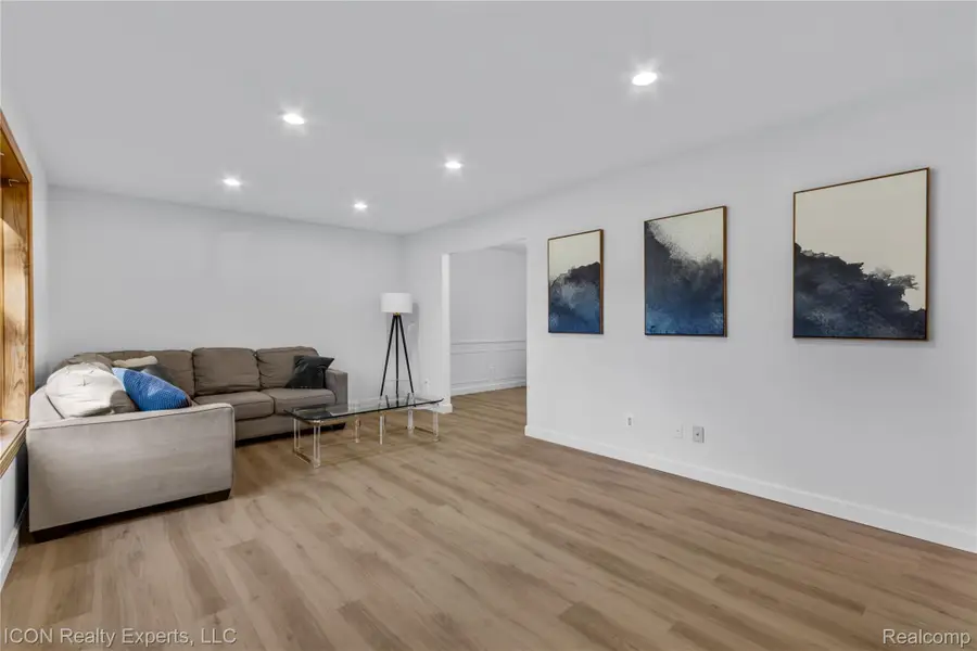 38864 Red Oaks Drive, Clinton Charter Township, MI 48036 - Image #3