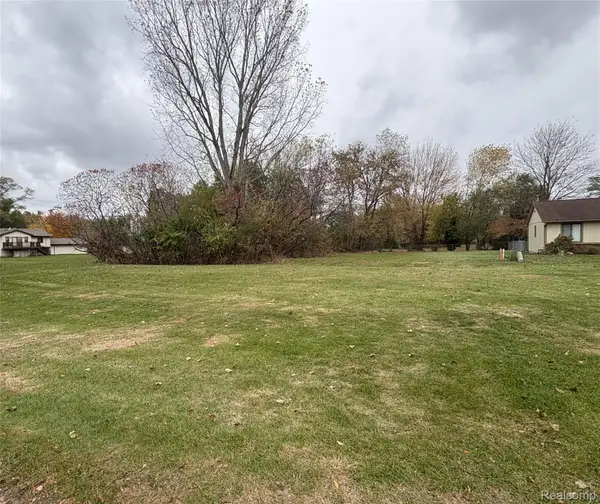 570 Maplewood Lane, Wixom, MI 48393