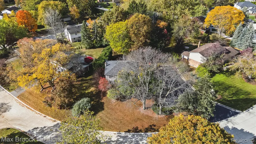 31079 Oak Valley Drive, Farmington Hills, MI 48331 - Image #2