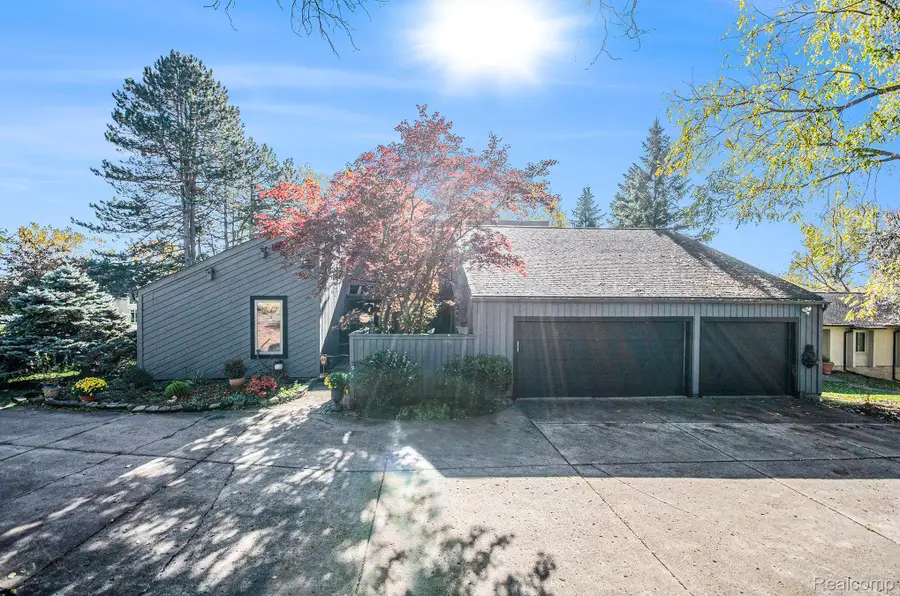 2501 Doleman Drive, West Bloomfield, MI 48324 - #2