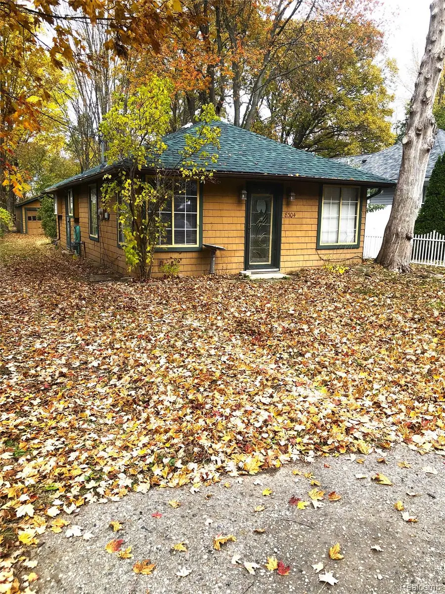 8304 Arlis Street, Commerce Township, MI 48382 - Image #2